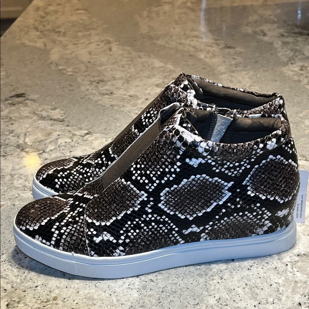 Aqua College Waterproof Snake Print Sneakers Size 8